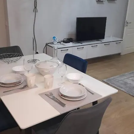 Luxurious In Center Of *