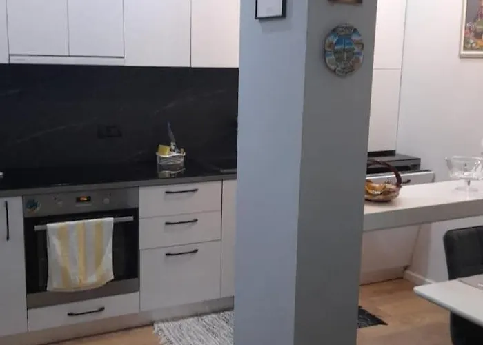 Luxurious In Center Of Apartment *